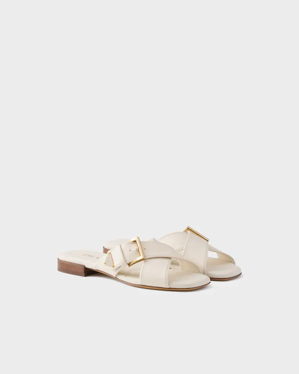 Leder-Sandalen mit Kreuzriemen und Schnalle