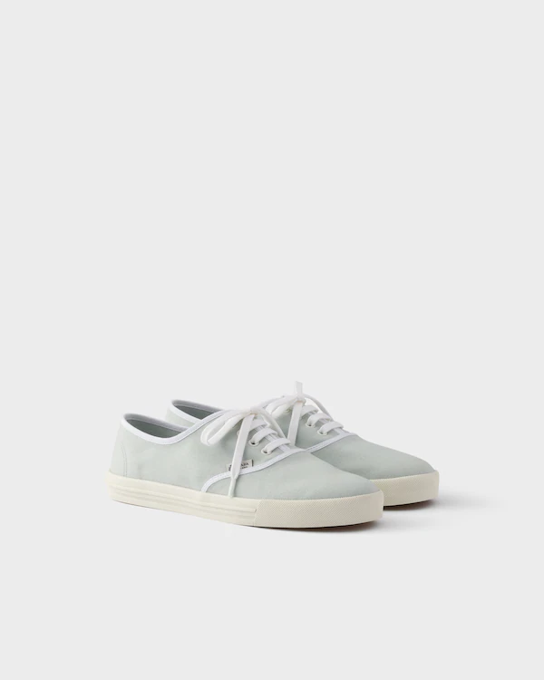 Schnürschuhe aus Stoff mit Ziernähten