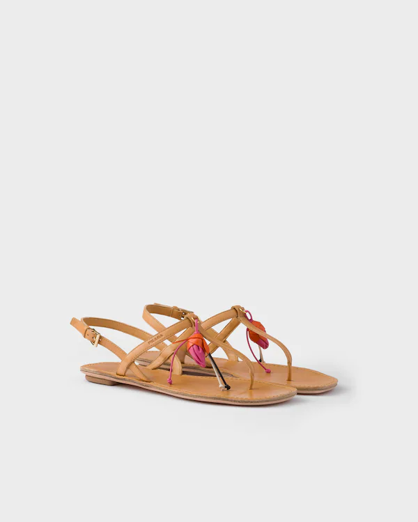 Antike Lederriemen-Sandalen mit Blumenornament