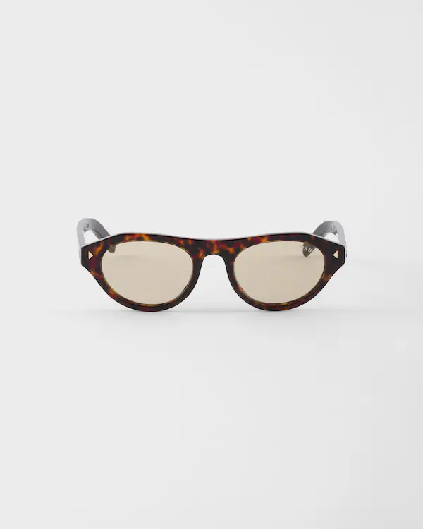 Prada-Sonnenbrille mit ikonischer Metallplatte