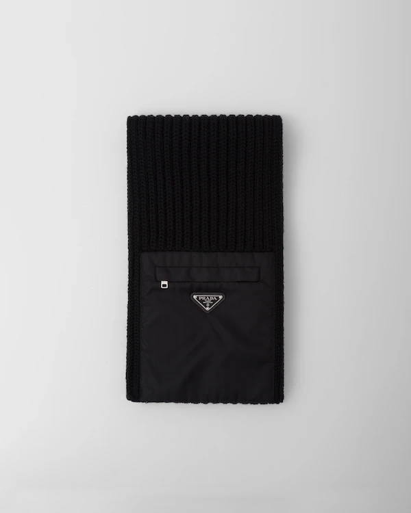 Wollschal mit Re-Nylon-Gabardine-Tasche