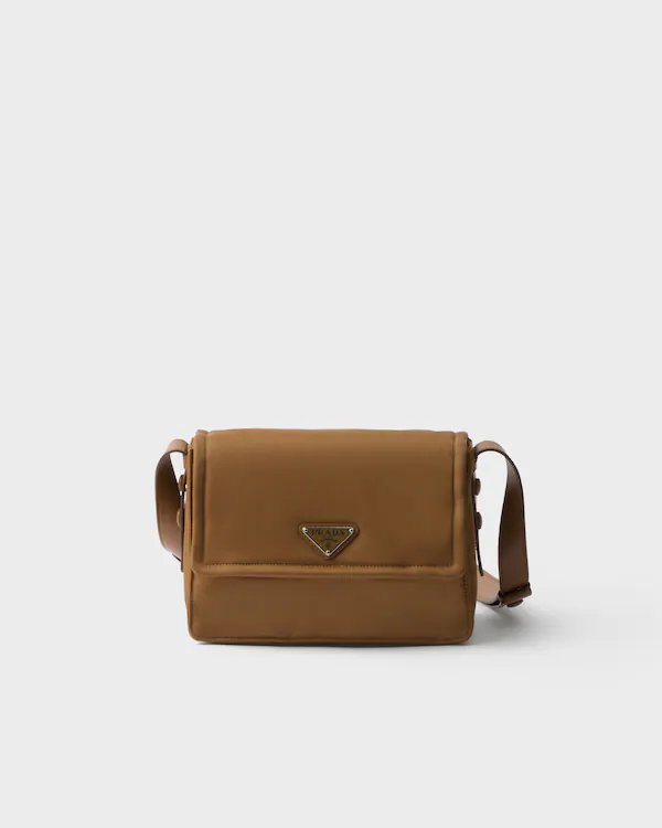Prada Traveller kleine gepolsterte Re-Nylon Umhängetasche