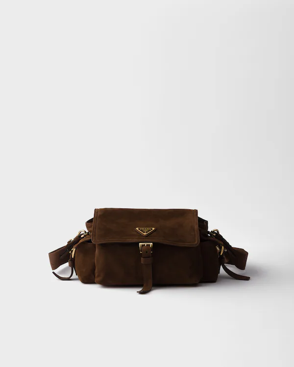 Prada Explore Schultertasche aus Wildleder mit Klappverschluss, mittelgroß
