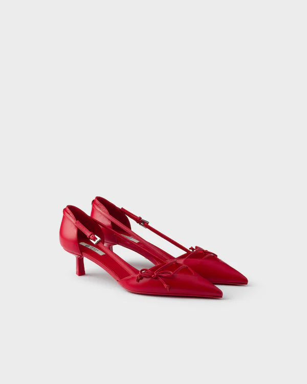 Pumps aus Leder mit offener Seite