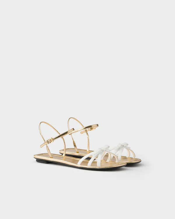 Flache Sandalen aus Glattleder und Metallic-Leder