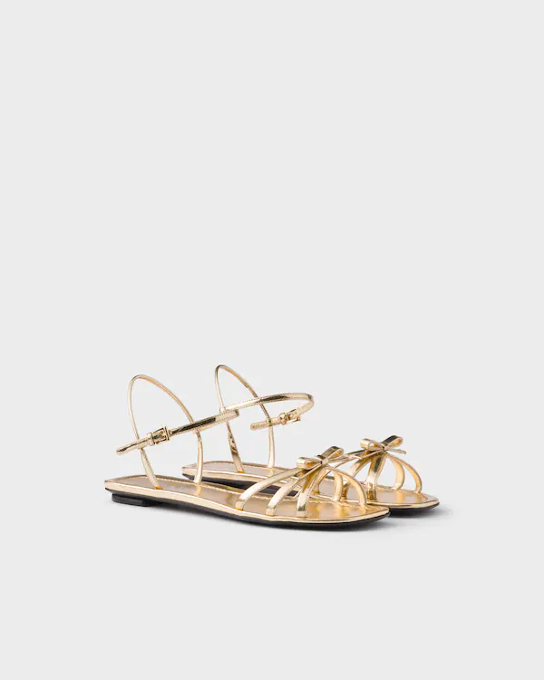 Flache metallische Ledersandalen