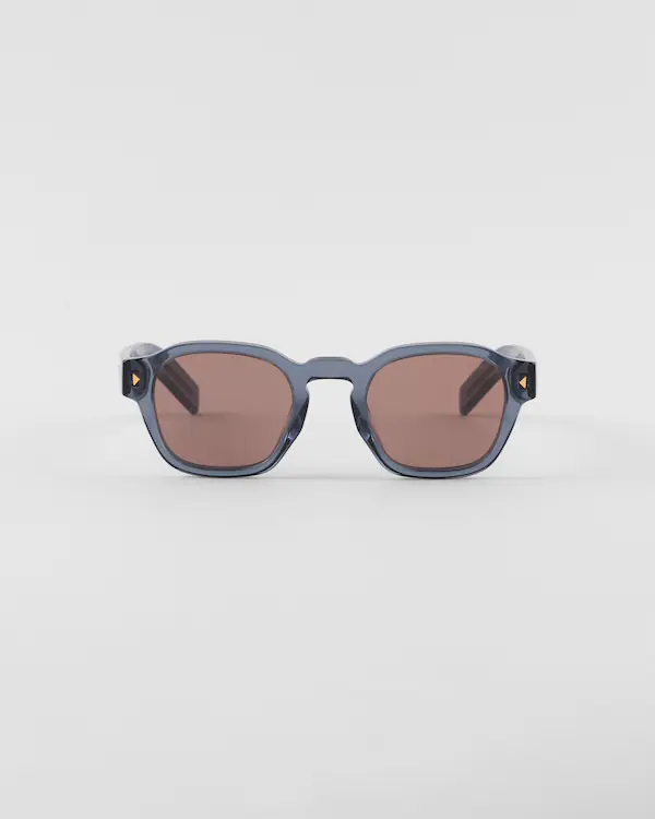 Sonnenbrille mit ikonischer Metallplatte