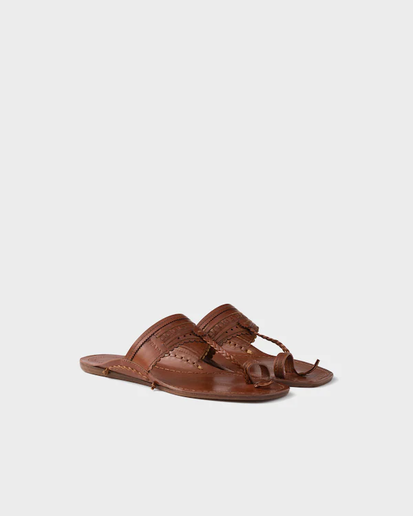Prada Made in India x Inspiriert von Kolhapuri-Chappal-Leder-Sandalen