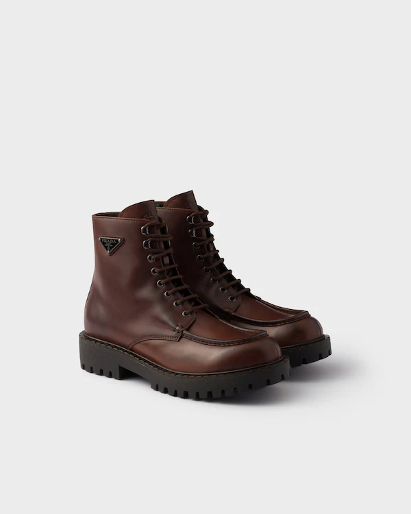 Lackierte Lederstiefel