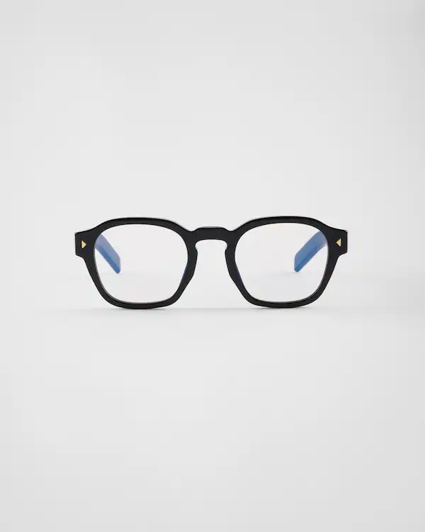 Sonnenbrille mit ikonischer Metallplakette