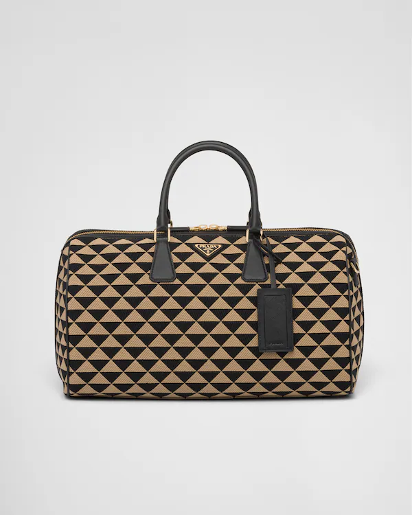 Medium Reisetasche aus besticktem Stoff mit Prada-Symbolen