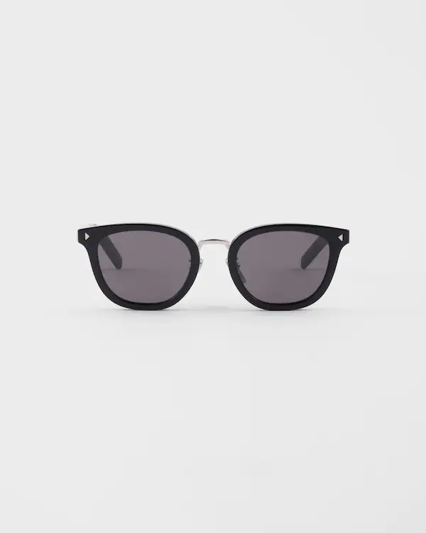 Sonnenbrille mit ikonischer Metallplakette